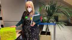 Susana Rivera, portavoz coru�esa de la plataforma de t�cnicos sanitarios, entreg� en el Ministerio de Sanidad 40.000 firmas