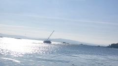 El velero qued� encallado en una lengua de arena que se form� en el medio del mar en la playa de Os Areos