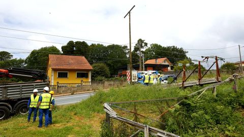 Operarios, este viernes por la maana en Ardn, trabajando en la zona donde cay el poste elctrico