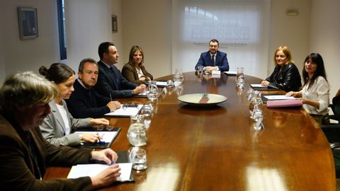 El presidente del Principado de Asturias, Adri�n Barb�n (c), preside la reuni�n con la diputada Covadonga Tom� (2d) para abordar la negociaci�n del proyecto de presupuestos generales para 2027 este martes