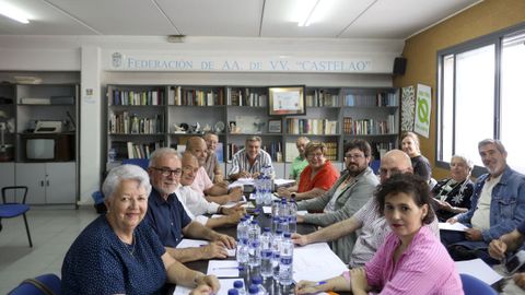 Representantes vecinales de Cogave, este jueves, en la reunión que tuvo lugar en el local de la Federación Castelao de Pontevedra