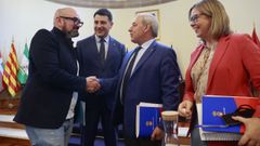 Efr�n Castro y Jos� Tom� d�ndose un apret�n de manos delante del portavoz del PP y de la portavoz del PSOE