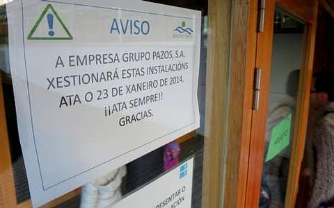 Carteles instalados en la piscina el pasado mes de enero para informar de su cierre.