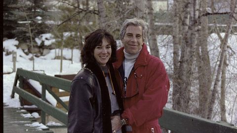 Una foto de fecha indeterminada que se vio en el juicio y en la que aparecen Jeffrey Epstein y Maxwell