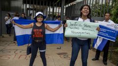 Dos mujeres protestan contra la represi�n del Gobierno nicarag�ense a los j�venes