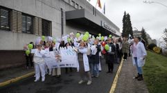 Concentracin frente al hospital de Monforte de las auxiliares de enfermera este viernes por la maana. Por la tarde se celebr otra 