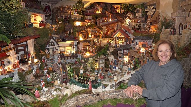 Pepita Abu�n con�el montaje que tiene en su casa de Rianxi�o