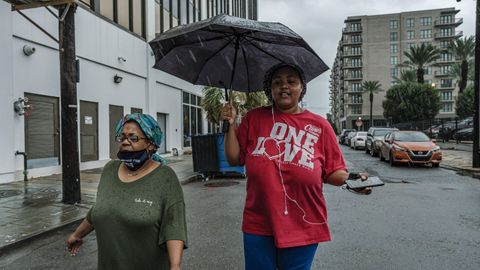 Dos mujeres por las calles de Nueva Orle�ns despu�s de que el hurac�n asolara la ciudad
