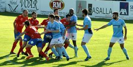 Jugadores del Ribadeo y del Barco se revuelven para ganar la mejor posici�n antes de una acci�n a bal�n parado. 