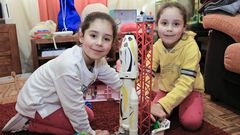 A Iria (izquierda) le encanta pintar, y a Noa (derecha), le gusta mucho ver pel�culas