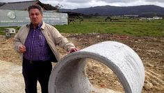 Jos� Quint�s, ante los terrenos en los que construir� los chal�s en Barreiros.