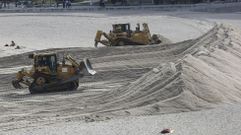 M�quinas montando la duna de Riazor 