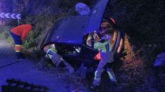 Los Bomberos de Santa Comba sacaron al conductor atrapado dentro del veh&iacute;culo a trav&eacute;s del port&oacute;n trasero