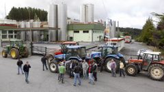 Ganaderos bloquean una planta lechera en Lugo