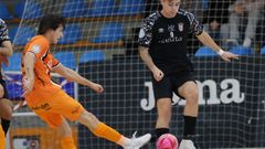 Charly, autor de dos goles, chuta en la visita de los ceut�es al Vista Alegre.