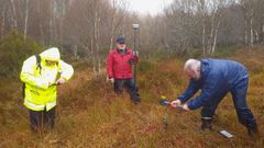 Investigadores en la Serra do Larouco identificando turberas