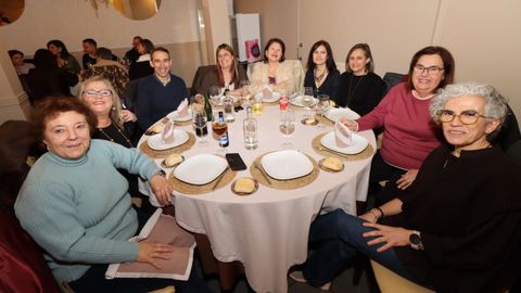 FIESTA SORPRESA POR JUBILACION EN EL RESTAURANTE XOANES A ROSA FERNANDEZ,