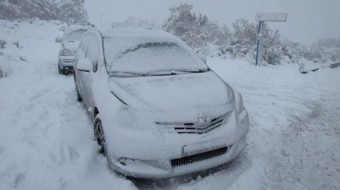 Coches atrapados por la nieve en el Alto do Faro