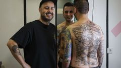 Abraham y Chispo, con la espalda tatuada de distintos rincones de Ourense
