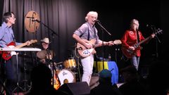 Sid Griffin (en el centro), durante un concierto de The Long Ryders.