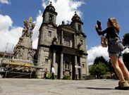 <span lang= es-es >La restauraci�n no satisface plenamente a la familia de Asorey</span>. La tierra que se coloc� a los pies de la escultura para plantar el rosal oculta la firma del artista y la familia exige el derecho al reconocimiento del autor y a que no se altere la obra en su estado original.