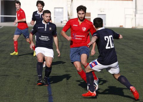 Los futbolistas del Club Lemos y de la SD Chantada pugnan por la permanencia. 