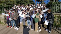 Alumnos de 4.� de la ESO y de 1.� de bachillerato del IES S�nchez Cant�n posan con sus diplomas DELF que acreditan internacionalmente su conocimiento de franc�s
