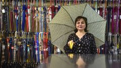 Rosa G�mez, propietaria de El Parag�ero junto a su muestrario de producto