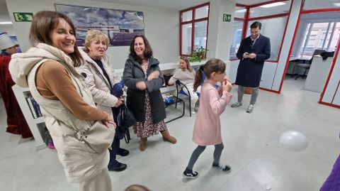 Sus majestades los Reyes Magos de Oriente visitaron la delegacin de La Voz de Galicia en Pontevedra