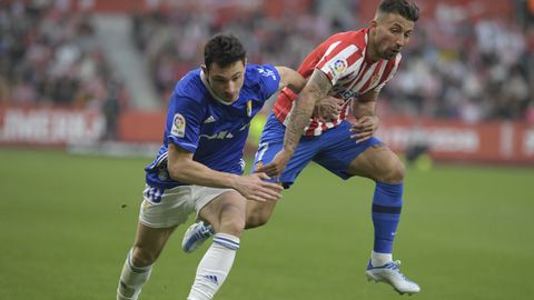 El centrocampista del Oviedo Borja Sánchez lucha con Aitor García, del Sporting