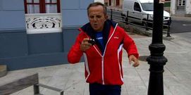 Delmiro entrena para cruzar r�pido la plaza si tiene que hacerlo desnudo.