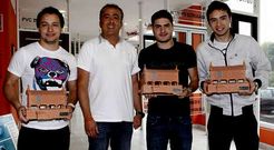 �lex, Jos� �ngel Romar, Luisete y Javi Su�rez, en el momento de la entregar ayer en Baio.