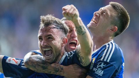 Cazorla y Abel Bretones celebran el gol de Sebas Moyano en el Oviedo-Huesca