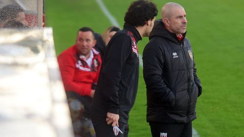 Imaxe de Luis Carro no banco do C&eacute;ltiga durante o partido de Liga de Tercera RFEF co Lugo B o pasado mes de novembro no Salvador Otero.
