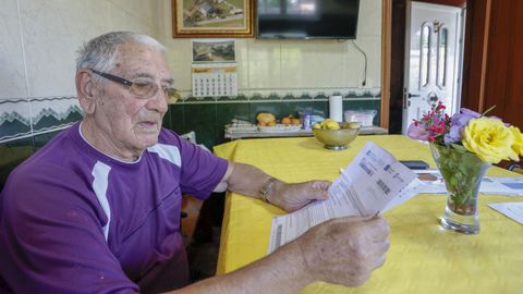 Ramiro, que tiene reconocido un 33 % de discapacidad y 37 horas del SAF, vive solo en una aldea de Paradela.