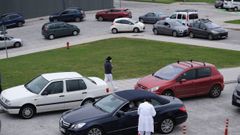  Vista de las colas de coches en el punto autocovid del HUCA