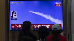Vista de un lanzamiento de misiles bal�sticos de Corea del Norte en una tele de Se�l.
