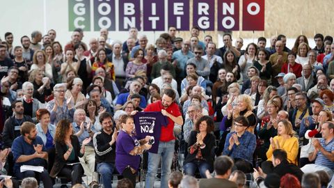 El candidato presidencial de Unidas Podemos Pablo Iglesias (c) durante un acto electoral celebrado este lunes en Oviedo