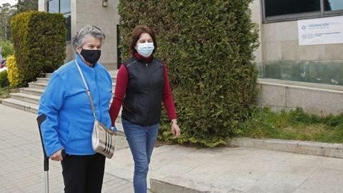 Encarnita Torrado acudi ayer con su hija a vacunarse al hospital del Barbanza, donde se inici la inmunizacin de los vecinos de entre 75 y 79 aos