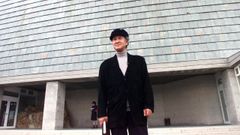 Arata Isozaki delante del edificio de la Domus de A Coru�a dise�ado por �l