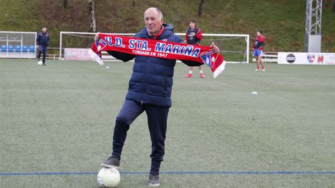 Sindo, con la bufanda del Santa Mari&ntilde;a, club que el permite mantener el v&iacute;nculo con el deporte.