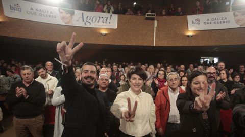 La candidata nacionalista, Ana Pont�n, acompa�ada de Dani Castro y Olalla Rodil, en un mitin este martes en el auditorio de Burela
