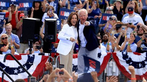 Kamala Harris y su candidato a vicepresidente, Tim Walz, este domingo en Wisconsin.