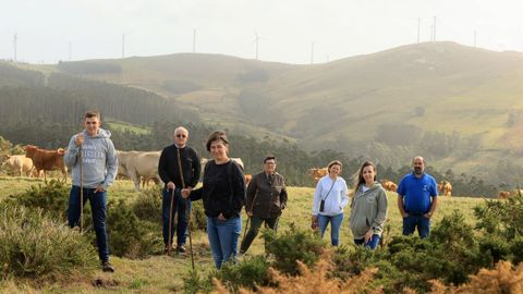 Una familia de San Pedro unida por el ganado. Desde la izquierda, Sal, Vicente, Beln, Nieves, Silvia, Beatriz y Jos Antonio en la Pena das Catro Cruces, a ms de 400 metros de altura y en donde se unen las parroquias de San Pedro, Magazos, Valcarra y Santa Mara de Viveiro