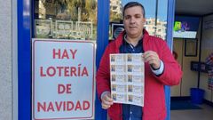 Cholo Moldes, de la administraci�n de loter�a n�mero 1 de Sanxenxo, con d�cimos del sorteo de Navidad