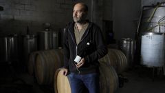 Ricardo Rilo, con dos botellas de vino blanco legtimo en su bodega en Bergondo.