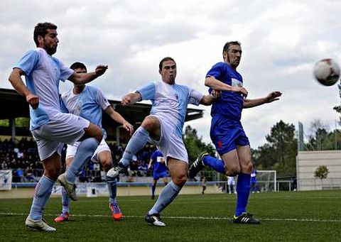 Marcos Su�rez, en primer t�rmino, y Cat� en el partido jugado por el Compos en Barbad�s.