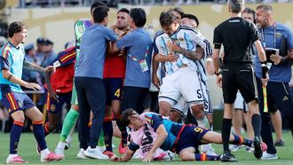 Paredes, sujetado por sus compa�eros, despu�s de agredir a Gavi. Atr�s, Scaloni agarra a Eric Garc�a.