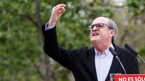 El candidato del PSOE, �ngel Gabilondo, este s�bado, en un mitin en Vallecas