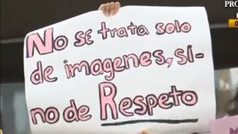 Escolares y padres protestan a las puertas del colegio
